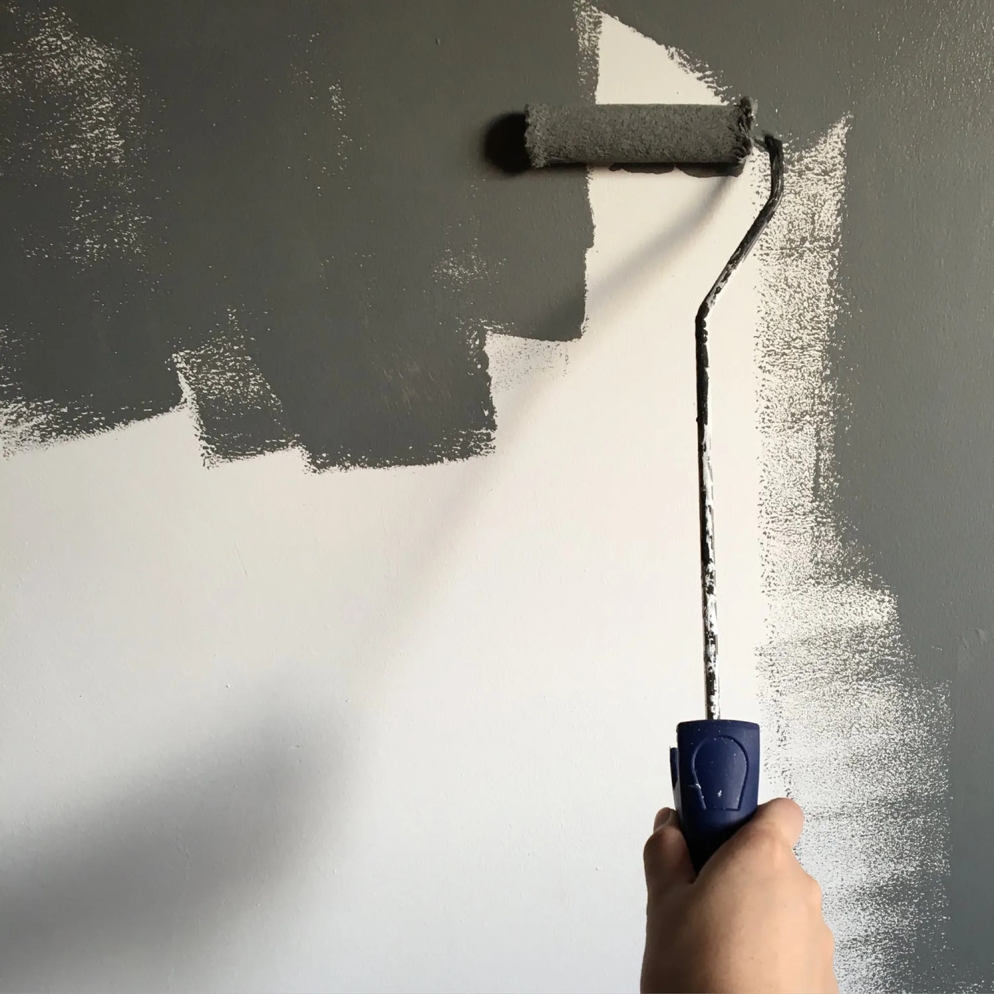Mur blanc repeint en gris au rouleau
