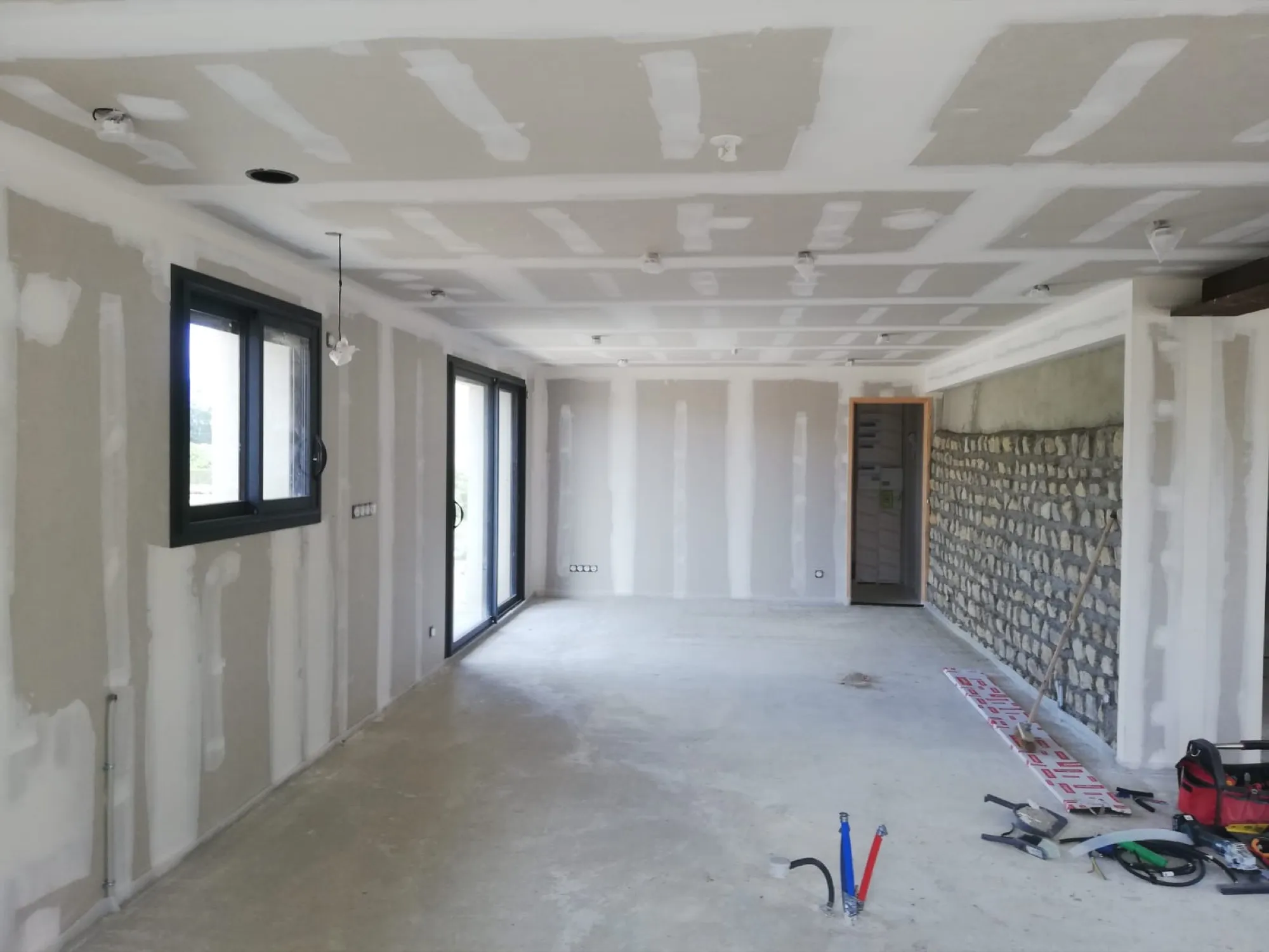 Plafonds et cloisons en plaques de plâtre, joints en cours de finition