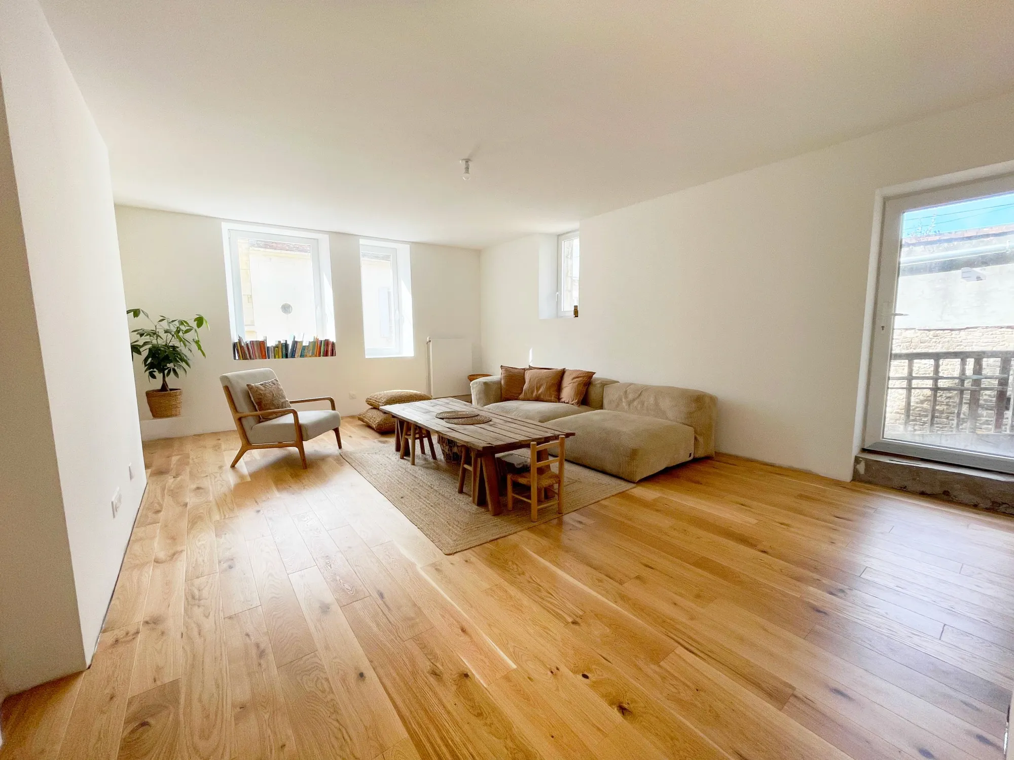 Séjour lumineux rénové avec parquet en chêne