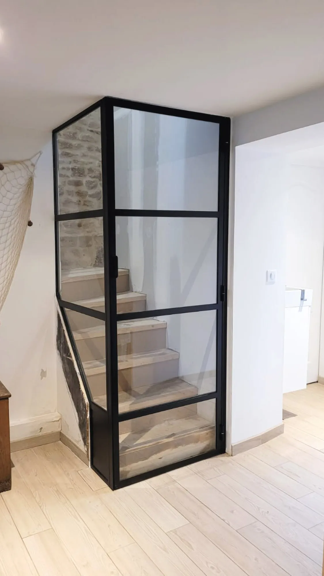 Verrière noire habillant une cage d’escalier